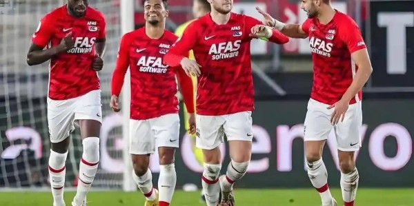 11分领跑+9场输7场！荷甲冠军悬念终结，埃因霍温把联赛踢成独角戏