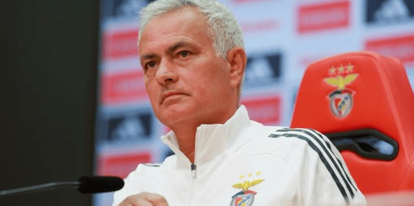 0-2！欧冠4冠王崩盘，5轮0分垫底，穆里尼奥终结6连败，重燃出线希望