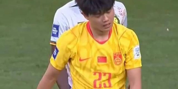 太强了！杨希首次代表国足两场比赛狂抢11次球：单挑碾压法甲球星！