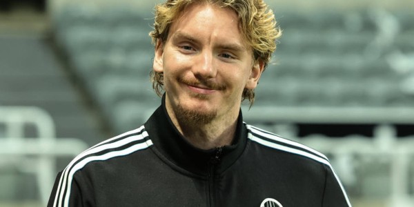 英格兰联赛杯半决赛首回合：曼城首回合2-0纽卡 塞梅尼奥连场破门+进球被吹谢尔基建功