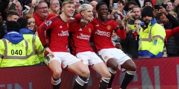 10场23分！曼联临时主帅封神，却遭两大世界名帅围剿，拉爵到底选谁？