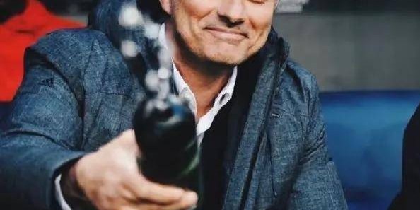 5-2，穆帅激活6大弃将，7700万神锋抽射定江山，欧冠正赛只差1关